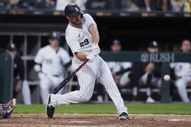 El juego entre Red Sox-White Sox se retrasó por el lanzamiento de 3 botellas hacia el campo