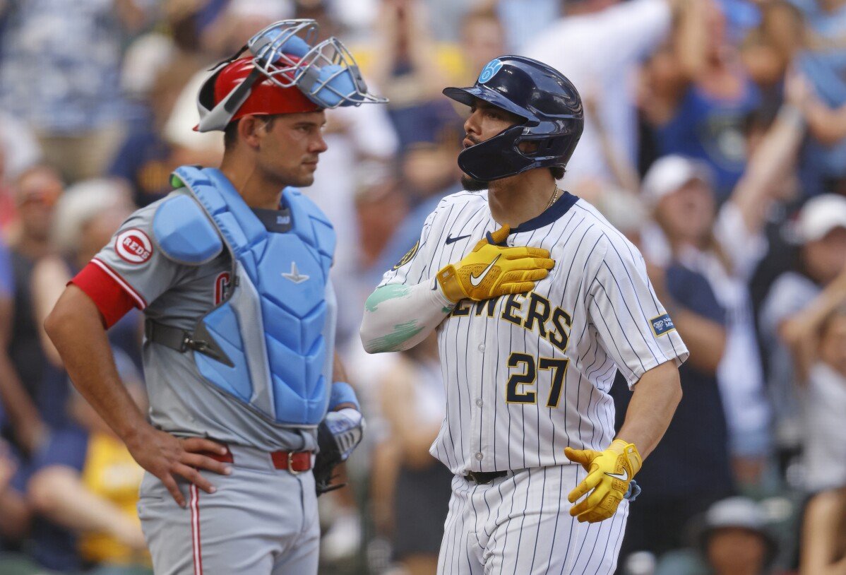 Adames bate jonrón, Perkins atrapa al corredor empate en home cuando los Cerveceros vencen a los Rojos 5-4